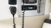 Painel de rádio VHF, sistema de som e comandos na cabine da Real 25 2011.